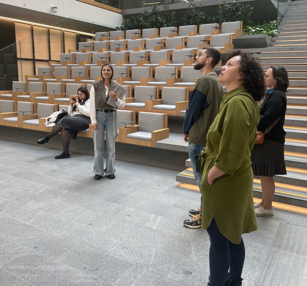 IMG_08261 Ekskursijos dalyviai SEB banko amfiteatre – pažintis su IT kultūra ir moderniomis darbo erdvėmis.